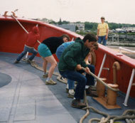Volunteers securing LV-112's dock lines